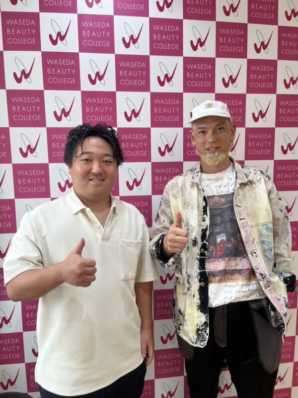 早稲田美容専門学校でのマネジメントセミナーに登壇したSalon Brain代表の川勝壮馬とヘアサロンboyのスタイリスト