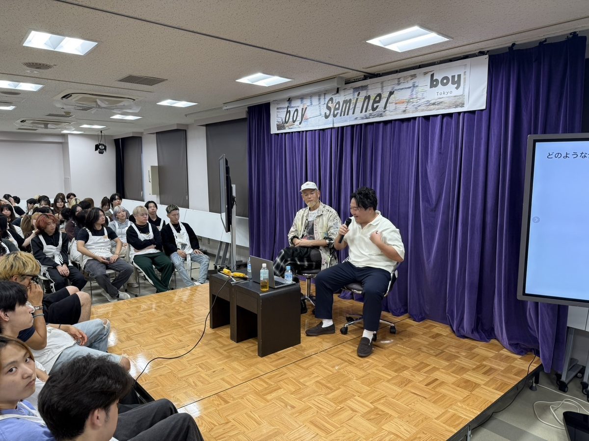 早稲田美容専門学校のマネジメントセミナーで話すSalon Brain代表の川勝壮馬